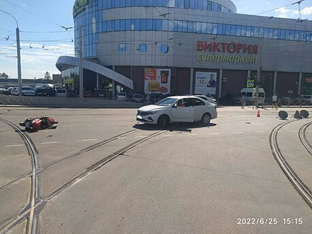 На проспекте Калинина мужчина упал со скутера и попал под машину