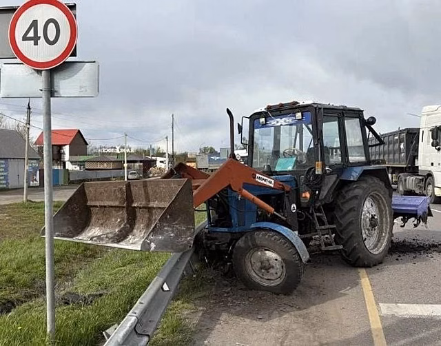 Отлетевшее колесо трактора привело к ДТП на трассе под Воронежем