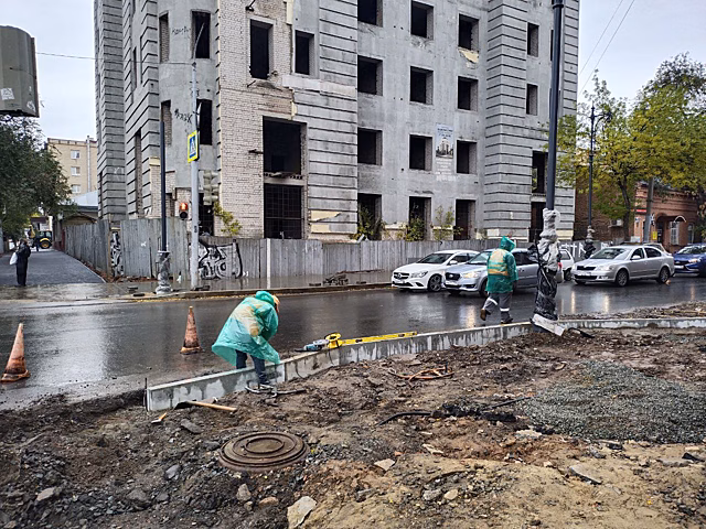 В центре Оренбурга устанавливают бордюры во время дождя