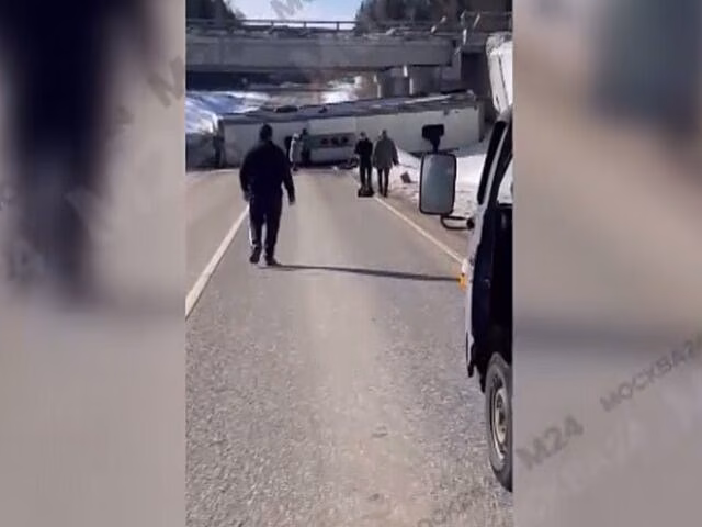 СК начал проверку после падения автобуса с эстакады в Подмосковье