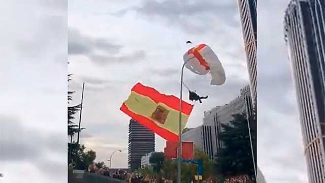 Оплошал на глазах у монарха: парашютист повис на столбе во время военного парада в Испании