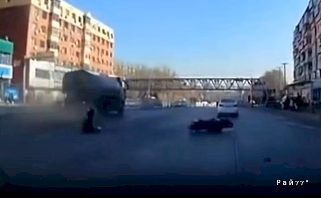 Мотоциклисту повезло отскочить от колёс цистерновоза и выжить