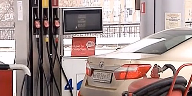 Автовладельцам стали "заливать" воздух на заправках