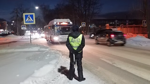 Госавтоинспекция напоминает вологжанам о правилах перехода через дорогу в зимнее время