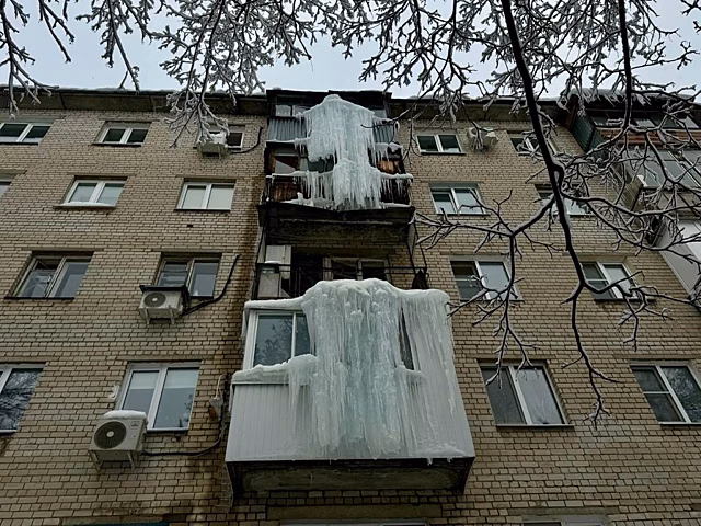 Нижегородцы жалуются на гигантские сосульки на балконах