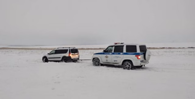 В Гайском округе дорожные полицейские спасли женщину из снежного плена