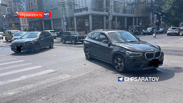 В Саратове ищут очевидцев аварии двух BMW около ТК «Аврора»