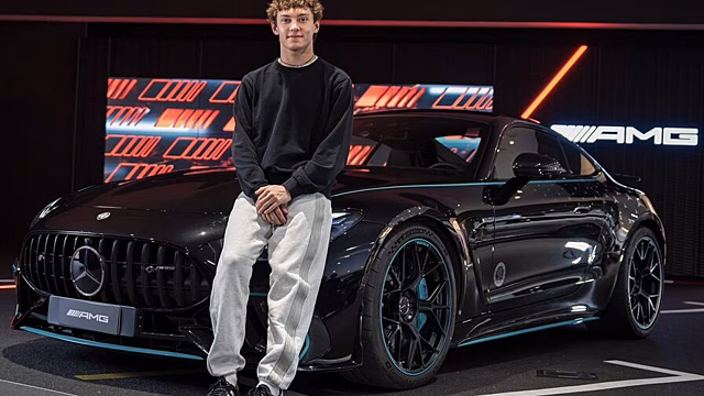 Mercedes подарила служебный автомобиль стоимостью 240 000 евро