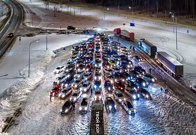 Борские водители выстроились в новогоднюю автоелку