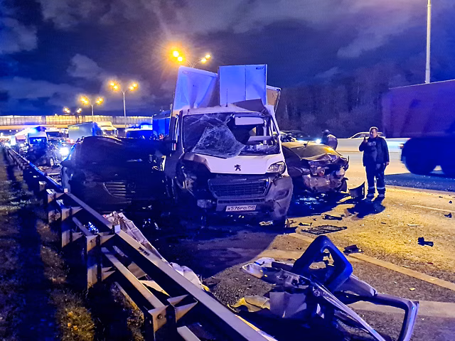 Авария с пятью машинами под Петербургом парализовала движение на трассе «Кола»