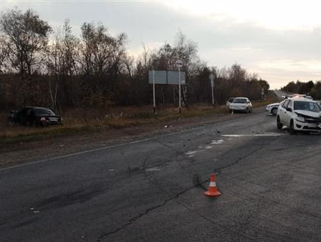 Четыре человека пострадали при столкновении Lada Granta и Lada Priora в Самарской области
