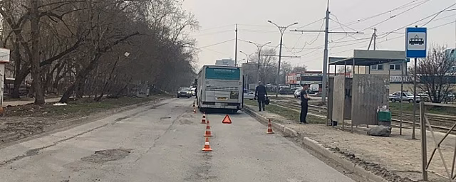 В Новосибирске разыскивают очевидцев ДТП с автобусом, случившегося в апреле 2020 года