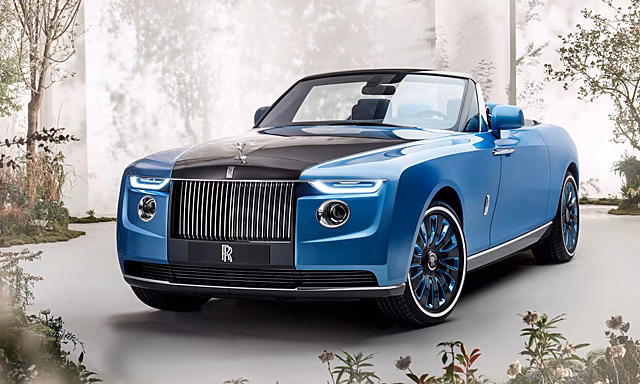 Rolls-Royce Boat Tail, 28 млн долларов Первое место в рейтинге самых дорогих машин в мире занимает Rolls-Royce Boat Tail стоимостью 28 млн долларов. Внешний вид кабриолета производства компании Rolls-Royce Motor Cars напоминает яхты 1920-х и 1930-х годов.  Люксовое авто было представлено в мае 2021-го. Оно выполнено из 1813 уникальных деталей и снабжено пятью электронными управляющими блоками в задней части кузова и выдвижными боковыми и задними окнами.  Кабриолет укомплектован 6,75-литровым двигателем V12 с двумя турбинами, пишет Autonews