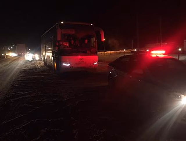 Автобус, следовавший из Самары в Пермь, оказался в многокилометровой пробке из-за ДТП