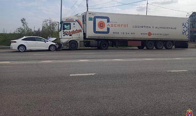 На трассе в Волгоградской области Toyota врезалась в стоящую фуру