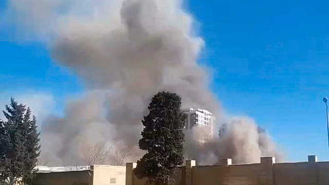 Мощный взрыв прогремел в мебельном цехе в Баку