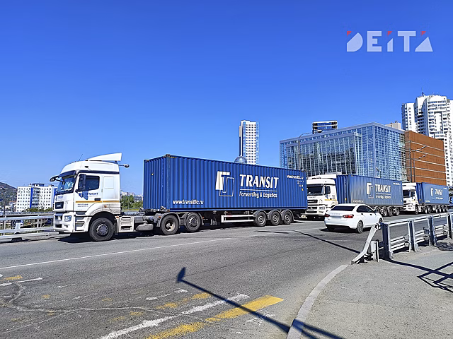 Самосвалы устроили ДТП у рыбного порта во Владивостоке
