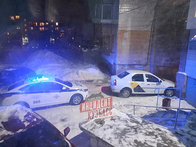 Таксист в Кемерове во время бегства от полиции врезался в дом