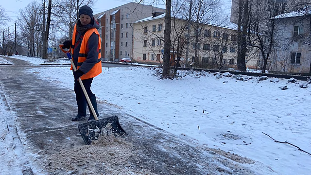 В Вологде борются со снежной кашей и гололедицей