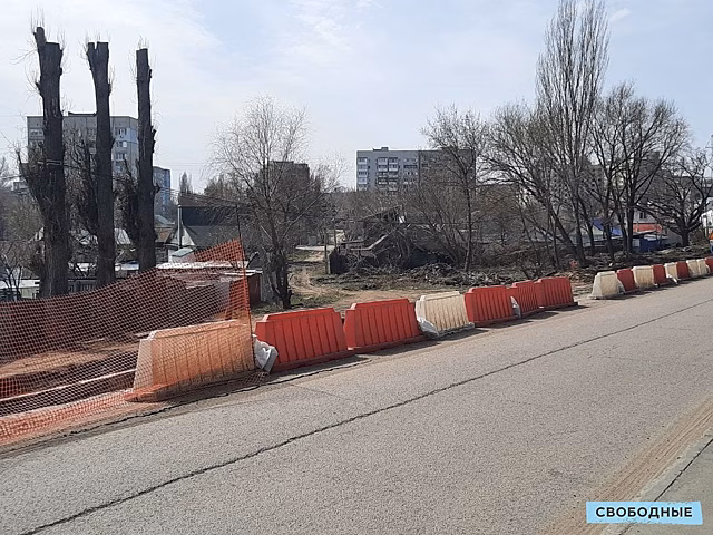 На Огородной вдоль траншеи из-под трамвайных путей начала разрушаться реконструированная по нацпроекту дорога