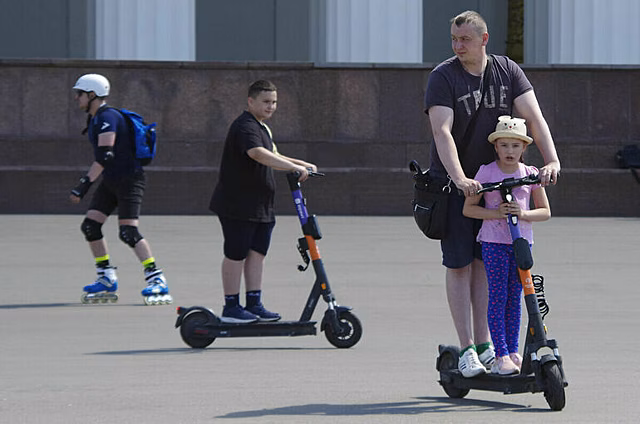 В ГИБДД пригрозили статьей родителям лихачей на электросамокатах