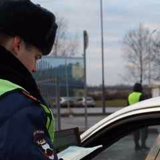 Опубликовано видео ДТП с наездом на полицейского Mercedes с номерами серии АМР в центре Москвы