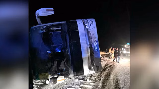 На югорской трассе перевернулся автобус с тридцатью пассажирами