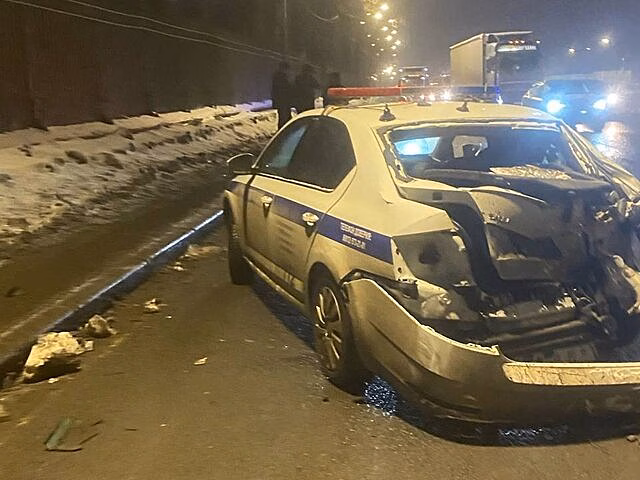 Мусоровоз врезался в машину ГАИ в Петербурге