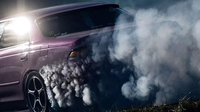Водитель BMW устроил дрифт в центре города и врезался в остановку