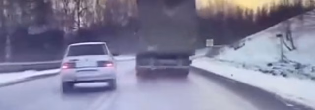 В Туве лихач, пытавшийся уйти от полицейской погони в парке Кызыла, задержан госавтоинспекторами