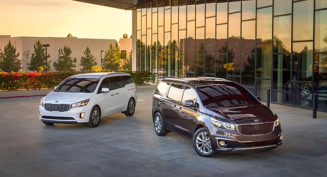 Kia Sedona отзывают из-за неправильно мигающего указателя поворотов