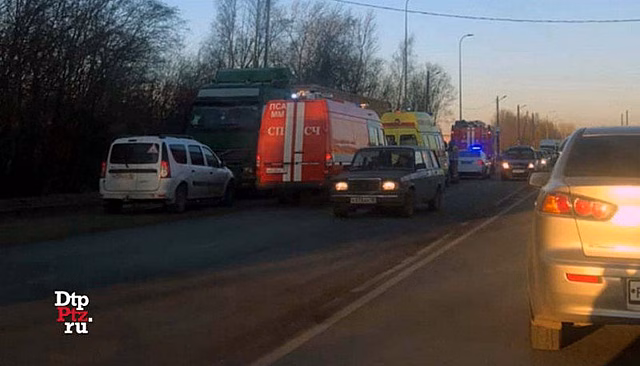 На Шуйском шоссе иномарка влетела в стоявший на обочине грузовик