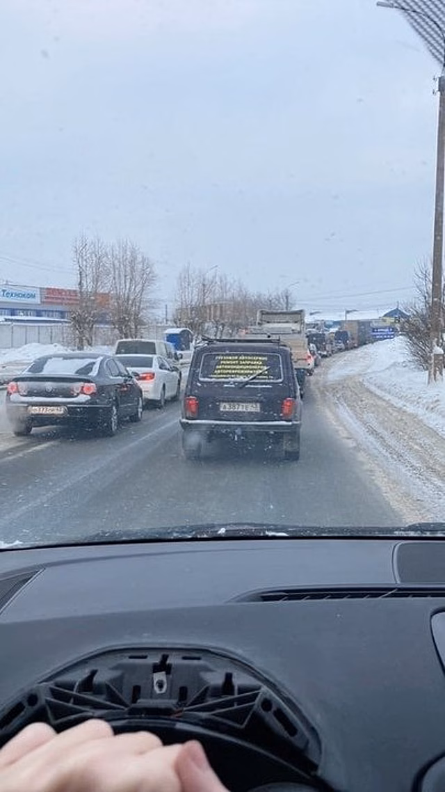 Киров встал в предновогодних пробках