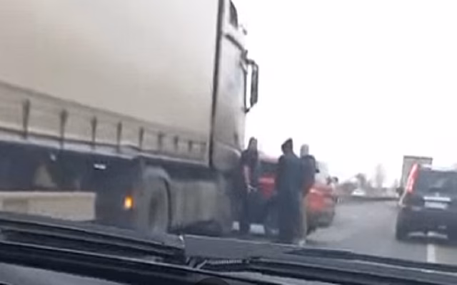 Под Рязанью на трассе М5 фура смяла иномарку
