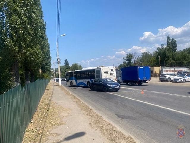 На севере Волгограда автобус столкнулся с двумя иномарками