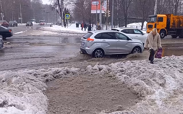 В Рязани подход к "зебре" в Приокском по колено залило водой