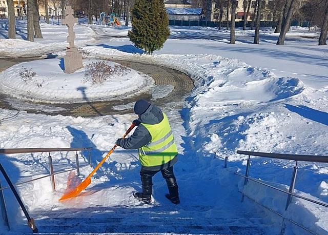 В Кашире продолжаются работы по уборке снега и наледи