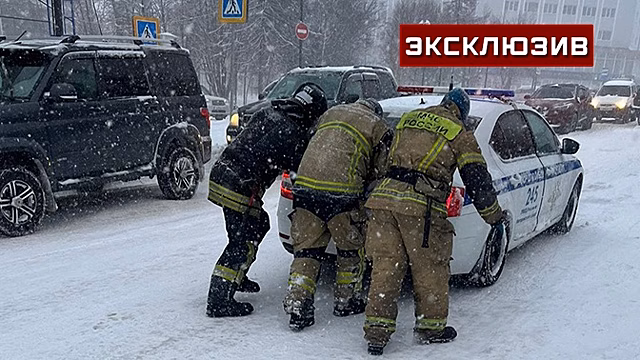 В Магадане сильная метель вызвала коллапс на дорогах