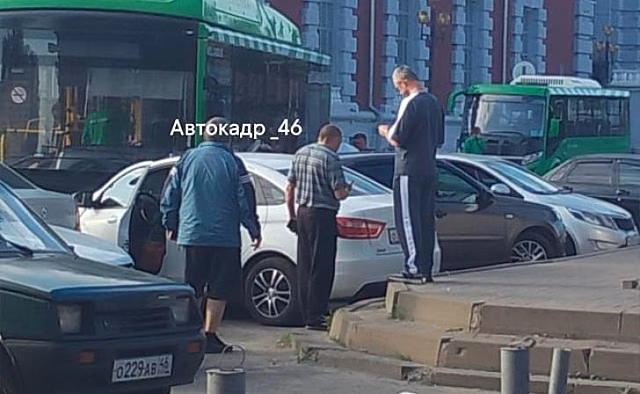 В Курске автобус протаранил припаркованные у вокзала машины