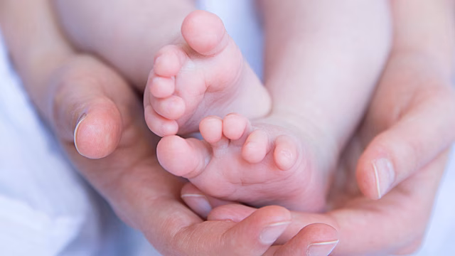 Спасение замерзающего водителя в Удмуртии, выплаты для мам старше 30 лет и польза убаюкивания: что произошло минувшей ночью