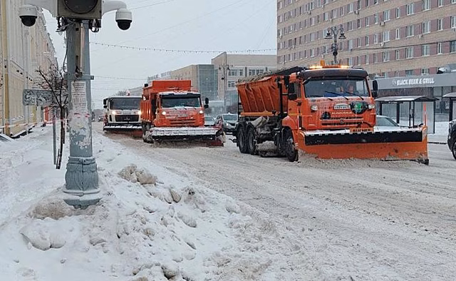 В Курске активно убирают снег