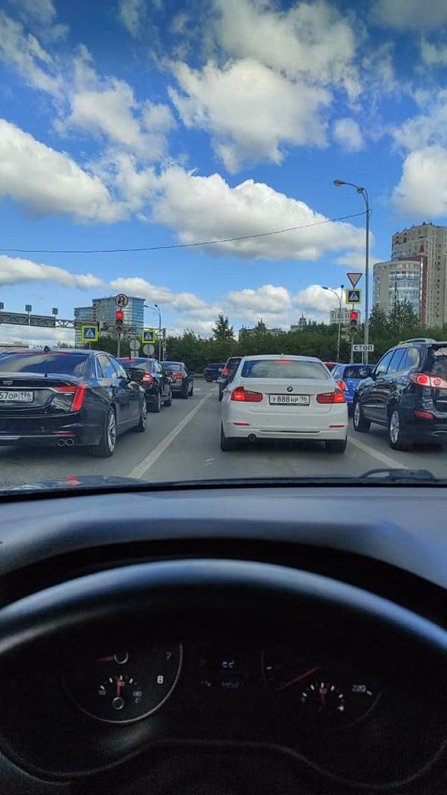 ​Екатеринбургские автомобилисты стоят в огромных пробках на Кольцовском тракте