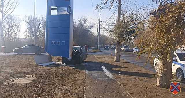 В Волгограде «Лада Гранта» врезалась в стелу газозаправочной станции: водитель не выжил