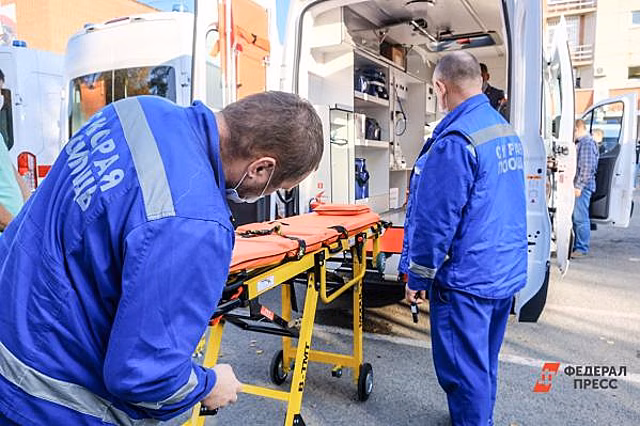 Женщина скончалась после падения с седьмого этажа клиники Алмазова в Петербурге
