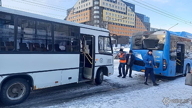 Маршрутка и автобус столкнулись на остановке в Кемерове в час пик
