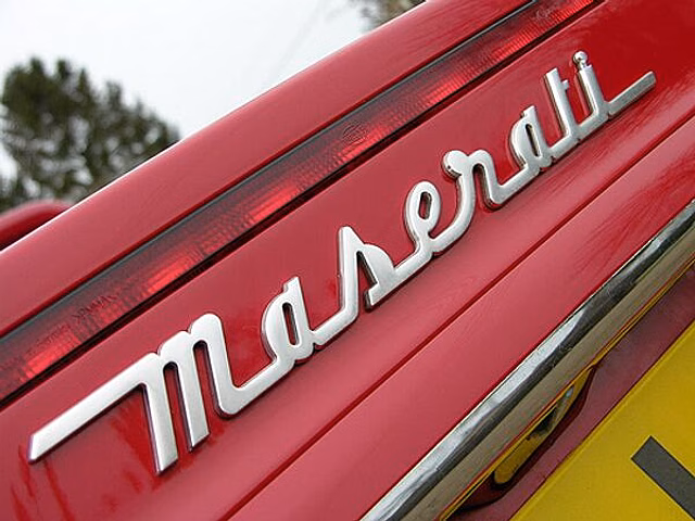 Водитель Maserati сбил детей на остановке в Подмосковье