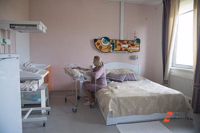 Полицейские, доставившие роженицу до больницы с мигалками, пришли на выписку мамы и малыша