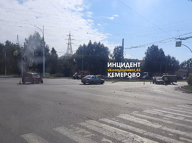 Иномарки столкнулись на кемеровском перекрестке