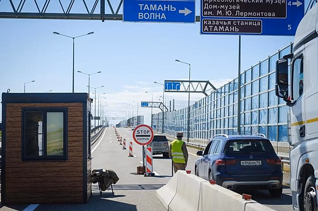 На подходах к Крымскому мосту ввели новую схему движения