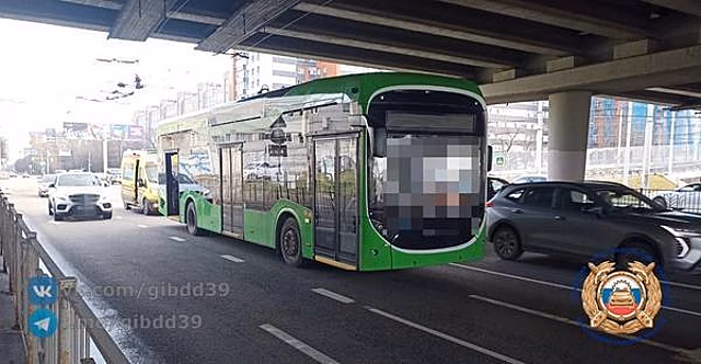 На Моспроспекте в салоне «Синары», водителя которой должны были обучить управлять троллейбусами, упали три пассажира